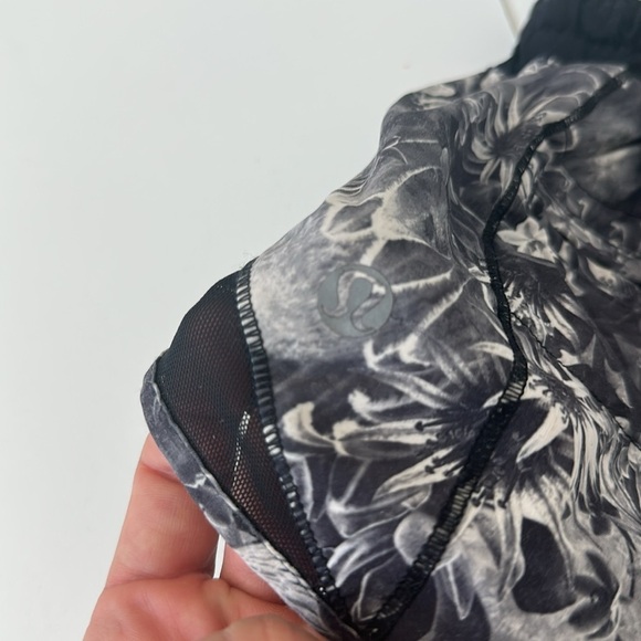 Lululemon Hotty Hot Shorts 2” Flowabunga Black Angel Wing Women’s Size 4 - Picture 4 of 5